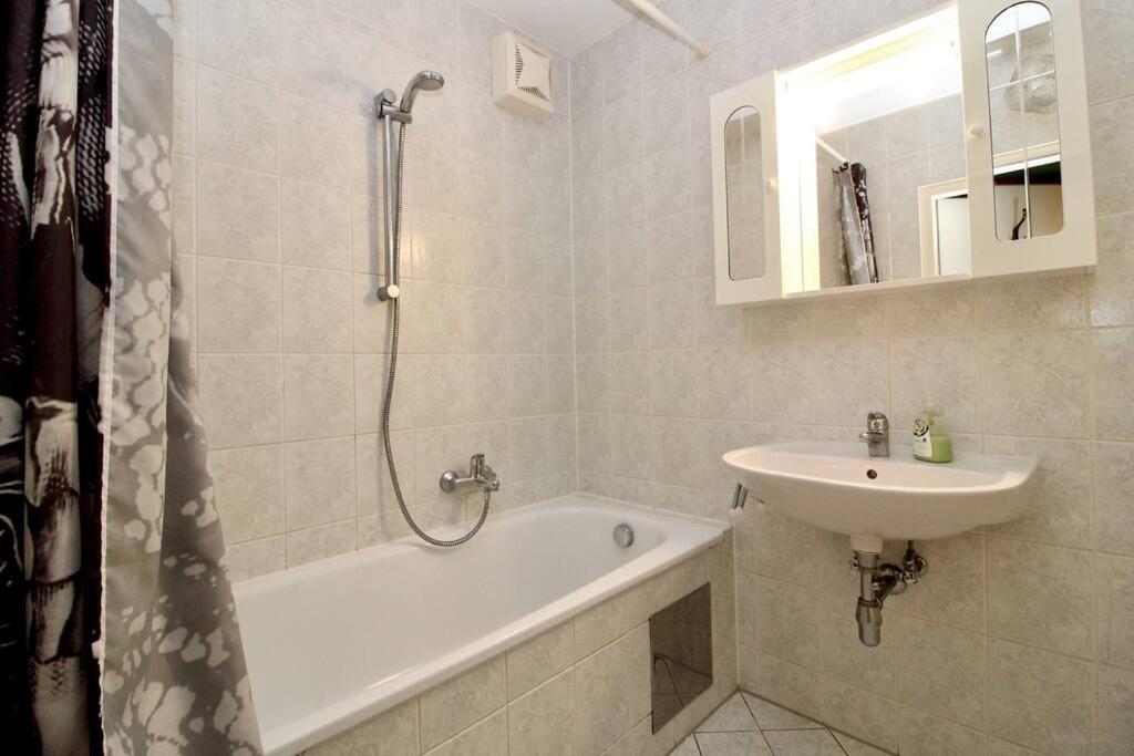 Cozy Apartment Free Parking Wien Eksteriør bilde